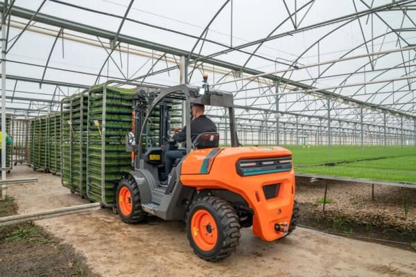 You are currently viewing Ausa to unveil electric rough terrain forklift at Bauma