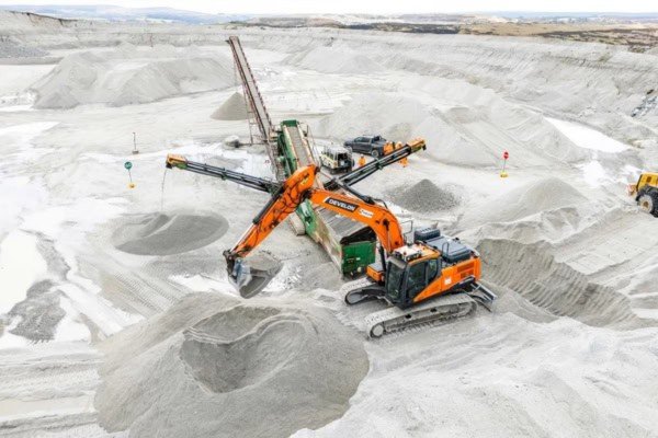You are currently viewing Holcim hosts robot digger trial