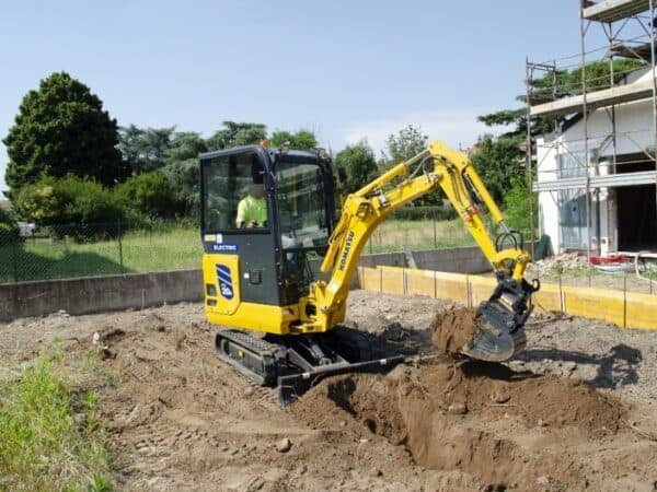 Komatsu's latest e-digger offers just enough (1)