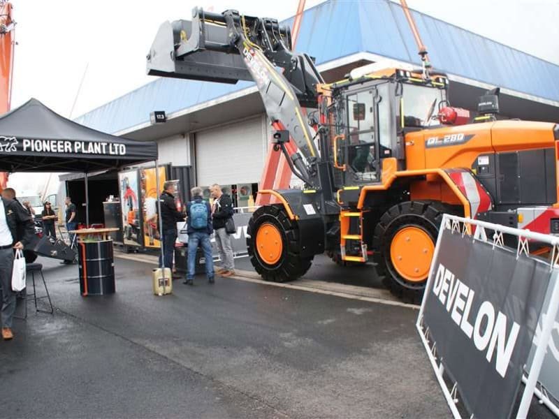 You are currently viewing Dealer debuts new Develon machines in UK at waste management expo